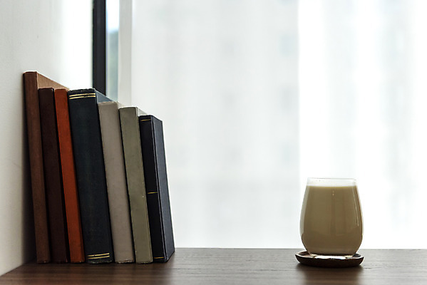 포토 JPG 스튜디오촬영 커피 음료 실내 취미 사람없음 책 한개 카페 흰배경 라떼 소확행 홈카페 국내포토 1 백그라운드 내부 상점 흰색 신조어 파일형식