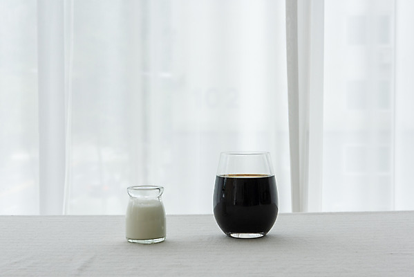 포토 JPG 스튜디오촬영 음료 잔 실내 취미 사람없음 카페 우유 흰배경 아메리카노 소확행 홈카페 국내포토 식기 커피 백그라운드 유제품 내부 상점 흰색 신조어 파일형식