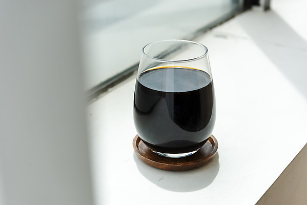 포토 JPG 스튜디오촬영 음료 실내 취미 사람없음 한개 카페 흰배경 아메리카노 소확행 홈카페 우드코스터 국내포토 1 커피 백그라운드 내부 상점 흰색 신조어 파일형식 코스터