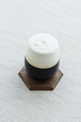 포토 JPG 스튜디오촬영 음료 잔 실내 취미 사람없음 한개 카페 흰배경 비엔나커피 소확행 코스터 홈카페 국내포토 1 식기 커피 백그라운드 내부 상점 흰색 컵받침 신조어 파일형식