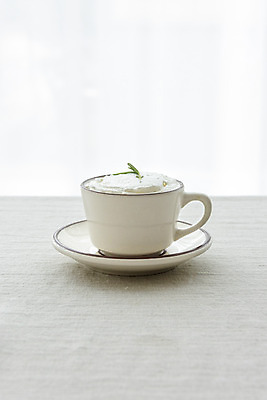 포토 JPG 스튜디오촬영 커피 음료 잔 실내 취미 사람없음 한개 카페 크림 흰배경 로즈메리 라떼 소확행 홈카페 국내포토 1 식기 백그라운드 내부 상점 흰색 허브 신조어 파일형식