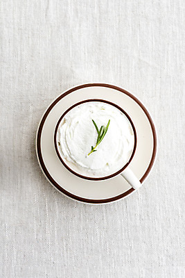 포토 JPG 스튜디오촬영 커피 음료 잔 실내 취미 사람없음 하이앵글 한개 카페 크림 흰배경 로즈메리 라떼 소확행 홈카페 국내포토 1 식기 뷰포인트 백그라운드 내부 상점 흰색 허브 신조어 파일형식