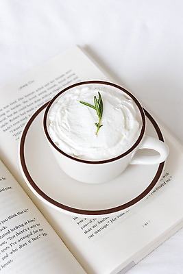 포토 JPG 스튜디오촬영 커피 음료 잔 실내 취미 사람없음 책 한개 카페 크림 흰배경 로즈메리 라떼 소확행 홈카페 국내포토 1 식기 백그라운드 내부 상점 흰색 허브 신조어 파일형식