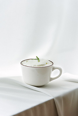 포토 JPG 스튜디오촬영 커피 음료 잔 실내 취미 사람없음 한개 카페 크림 흰배경 로즈메리 라떼 소확행 홈카페 국내포토 1 식기 백그라운드 내부 상점 흰색 허브 신조어 파일형식