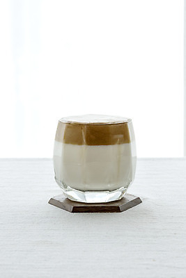 포토 JPG 스튜디오촬영 음료 실내 취미 사람없음 한개 카페 흰배경 달고나 라떼 소확행 코스터 홈카페 달고나라떼 국내포토 1 커피 백그라운드 내부 상점 흰색 컵받침 신조어 파일형식