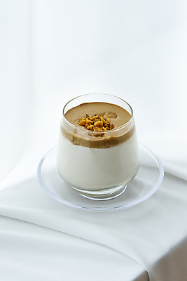 포토 JPG 스튜디오촬영 음료 잔 실내 취미 사람없음 한개 카페 흰배경 달고나 라떼 소확행 홈카페 달고나라떼 국내포토 1 식기 커피 백그라운드 내부 상점 흰색 신조어 파일형식