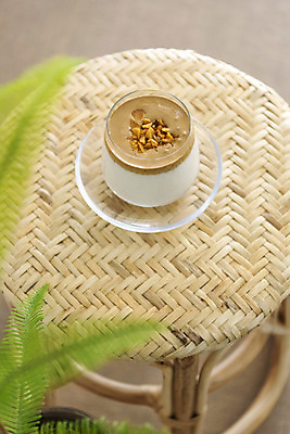 포토 JPG 스튜디오촬영 음료 잔 실내 취미 사람없음 하이앵글 한개 카페 달고나 라떼 베이지색 스툴 소확행 홈카페 달고나라떼 국내포토 1 식기 커피 뷰포인트 컬러 의자 내부 상점 신조어 파일형식