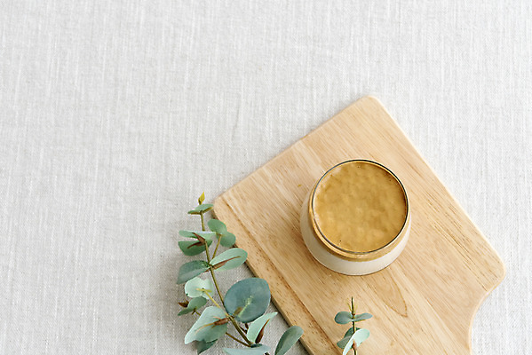 포토 JPG 스튜디오촬영 음료 잎 잔 도마 실내 취미 사람없음 하이앵글 한개 카페 흰배경 나무도마 달고나 라떼 유칼립투스 소확행 홈카페 달고나라떼 국내포토 식물 1 식기 커피 뷰포인트 백그라운드 주방용품 내부 목재 상점 흰색 신조어 파일형식