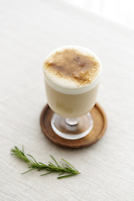 포토 JPG 스튜디오촬영 음료 잔 실내 취미 사람없음 한개 카페 흰배경 카푸치노 로즈메리 라떼 소확행 코스터 홈카페 우드코스터 국내포토 1 식기 커피 백그라운드 내부 상점 흰색 허브 컵받침 신조어 파일형식