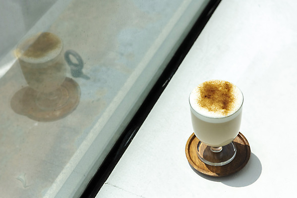 포토 JPG 스튜디오촬영 음료 잔 실내 취미 사람없음 한개 카페 흰배경 카푸치노 라떼 소확행 코스터 홈카페 국내포토 1 식기 커피 백그라운드 내부 상점 흰색 컵받침 신조어 파일형식