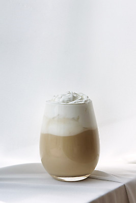 포토 JPG 스튜디오촬영 음료 잔 실내 취미 사람없음 한개 카페 흰배경 라떼 카페라떼 소확행 홈카페 국내포토 1 식기 커피 백그라운드 내부 상점 흰색 신조어 파일형식