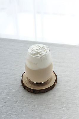 포토 JPG 스튜디오촬영 음료 잔 실내 취미 사람없음 한개 카페 흰배경 라떼 카페라떼 소확행 코스터 홈카페 국내포토 1 식기 커피 백그라운드 내부 상점 흰색 컵받침 신조어 파일형식