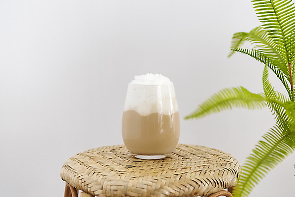 포토 JPG 스튜디오촬영 음료 잔 실내 취미 사람없음 한개 카페 흰배경 라떼 스툴 카페라떼 소확행 홈카페 국내포토 1 식기 커피 백그라운드 의자 내부 상점 흰색 신조어 파일형식