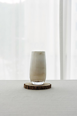 포토 JPG 스튜디오촬영 커피 음료 잔 실내 취미 사람없음 한개 카페 흰배경 라떼 소확행 코스터 홈카페 국내포토 1 식기 백그라운드 내부 상점 흰색 컵받침 신조어 파일형식