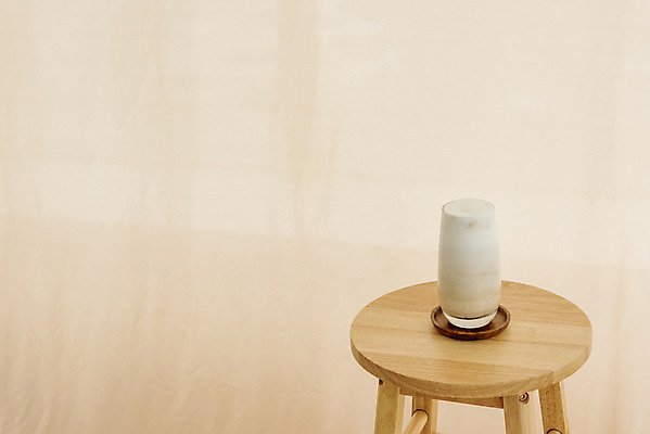 포토 JPG 스튜디오촬영 커피 음료 잔 실내 취미 사람없음 한개 카페 라떼 베이지색 스툴 소확행 코스터 홈카페 우드코스터 국내포토 1 식기 컬러 의자 내부 상점 컵받침 신조어 파일형식