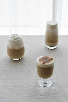 포토 JPG 스튜디오촬영 음료 잔 실내 취미 사람없음 카페 세개 흰배경 카푸치노 라떼 소확행 홈카페 국내포토 식기 커피 백그라운드 3 내부 상점 흰색 신조어 파일형식