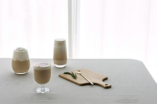 포토 JPG 스튜디오촬영 음료 잔 도마 실내 취미 사람없음 카페 세개 티스푼 흰배경 카푸치노 로즈메리 라떼 소확행 홈카페 국내포토 식기 커피 백그라운드 주방용품 3 내부 상점 숟가락 흰색 허브 신조어 파일형식