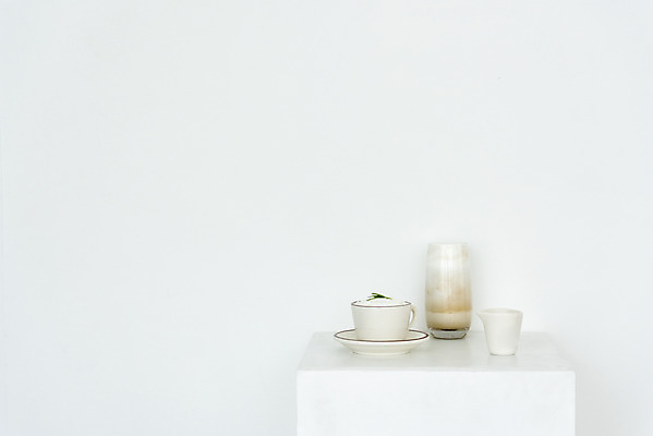 포토 JPG 스튜디오촬영 커피 음료 잔 실내 취미 사람없음 카페 세개 흰배경 라떼 스툴 소확행 홈카페 국내포토 식기 백그라운드 의자 3 내부 상점 흰색 신조어 파일형식