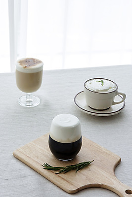 포토 JPG 스튜디오촬영 커피 음료 잔 도마 실내 취미 사람없음 카페 세개 흰배경 카푸치노 로즈메리 나무도마 라떼 비엔나커피 소확행 홈카페 국내포토 식기 백그라운드 주방용품 3 내부 목재 상점 흰색 허브 신조어 파일형식