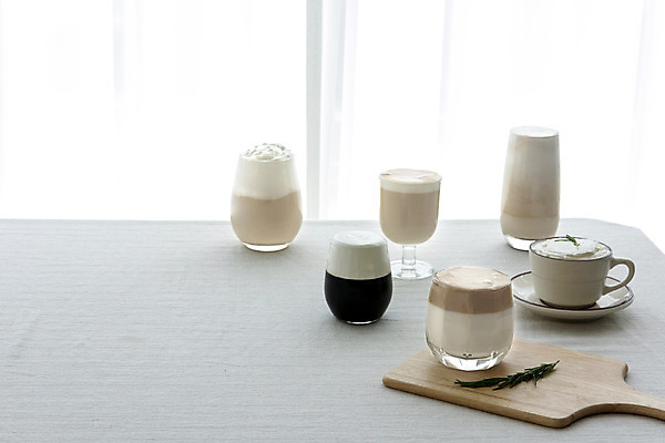 포토 JPG 스튜디오촬영 커피 음료 잔 도마 실내 취미 사람없음 여러개 카페 흰배경 카푸치노 로즈메리 나무도마 달고나 라떼 비엔나커피 소확행 홈카페 국내포토 식기 다수 백그라운드 주방용품 내부 목재 상점 흰색 허브 신조어 파일형식