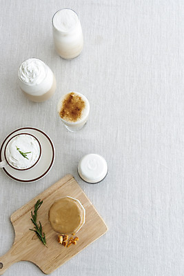 포토 JPG 스튜디오촬영 음료 잔 도마 실내 취미 사람없음 하이앵글 여러개 카페 흰배경 카푸치노 로즈메리 나무도마 달고나 라떼 비엔나커피 소확행 홈카페 국내포토 식기 커피 뷰포인트 다수 백그라운드 주방용품 내부 목재 상점 흰색 허브 신조어 파일형식