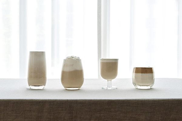 포토 JPG 스튜디오촬영 커피 음료 잔 실내 취미 사람없음 여러개 카페 흰배경 카푸치노 달고나 라떼 소확행 홈카페 국내포토 식기 다수 백그라운드 내부 상점 흰색 신조어 파일형식