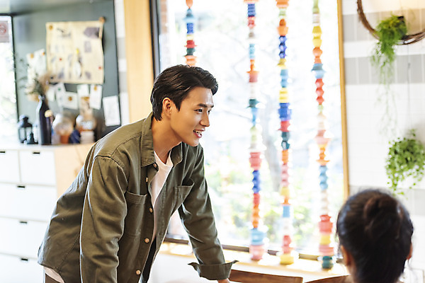 포토 JPG 응시 여자 남자 문화 문화예술 실내 미소 상반신 20대 성인 취미 두명 옆모습 뒷모습 모임 한국인 즐거움 주말 대여 동호회 반가움 클래스 성인만 워라밸 국내포토 시선 감정 뷰포인트 표정 사람 동양인 청년 내부 신조어 파일형식