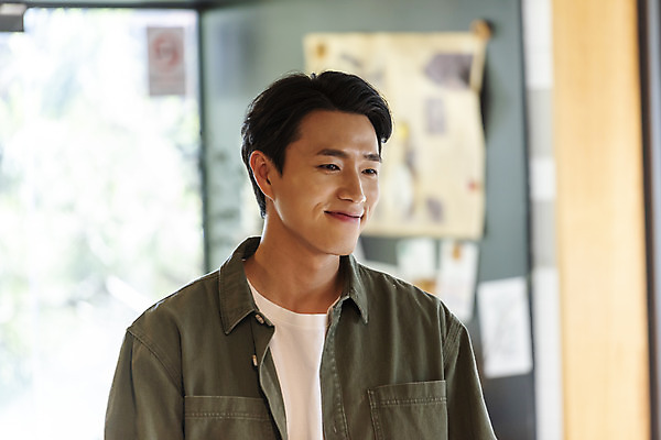 포토 JPG 응시 남자 문화 문화예술 실내 한명 미소 상반신 20대 성인 취미 앞모습 모임 한국인 즐거움 주말 대여 동호회 반가움 클래스 성인남자한명만 워라밸 국내포토 1 시선 감정 뷰포인트 표정 사람 동양인 청년 내부 신조어 남자한명만 성인남자만 파일형식