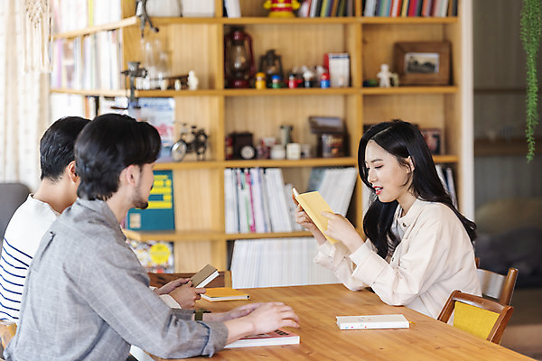 포토 JPG 여자 남자 문화 문화예술 실내 미소 들기 상반신 20대 성인 취미 옆모습 책 세명 30대 독서 듣기 모임 한국인 즐거움 주말 대여 동호회 클래스 성인만 워라밸 독서모임 국내포토 감정 뷰포인트 모션 표정 사람 동양인 청년 내부 장년 신조어 파일형식