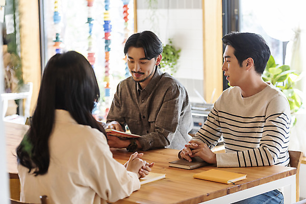 포토 JPG 여자 남자 문화 문화예술 실내 대화 들기 상반신 20대 성인 취미 앞모습 뒷모습 책 세명 30대 독서 듣기 모임 한국인 토론 즐거움 주말 대여 동호회 클래스 성인만 워라밸 독서모임 국내포토 감정 뷰포인트 모션 말하기 사람 동양인 청년 내부 장년 신조어 파일형식