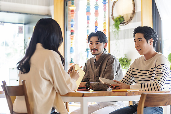 포토 JPG 여자 남자 문화 문화예술 실내 대화 들기 상반신 20대 성인 취미 앞모습 뒷모습 책 세명 30대 독서 듣기 모임 한국인 토론 즐거움 주말 대여 동호회 클래스 성인만 워라밸 독서모임 국내포토 감정 뷰포인트 모션 말하기 사람 동양인 청년 내부 장년 신조어 파일형식