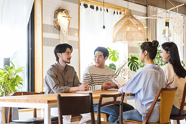 포토 JPG 여자 남자 문화 문화예술 실내 대화 들기 여러명 상반신 20대 성인 취미 앞모습 뒷모습 책 30대 독서 듣기 모임 한국인 토론 즐거움 주말 대여 동호회 클래스 성인만 워라밸 독서모임 국내포토 감정 뷰포인트 다수 모션 말하기 사람 동양인 청년 내부 장년 신조어 파일형식