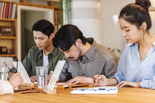 포토 JPG 여자 남자 문화 문화예술 수채화 실내 상반신 20대 성인 취미 앞모습 세명 30대 모임 한국인 붓 그리기 집중 즐거움 그림 주말 미술교육 대여 동호회 클래스 성인만 워라밸 국내포토 교육 감정 뷰포인트 컨셉 모션 미술 사람 동양인 청년 내부 장년 신조어 파일형식