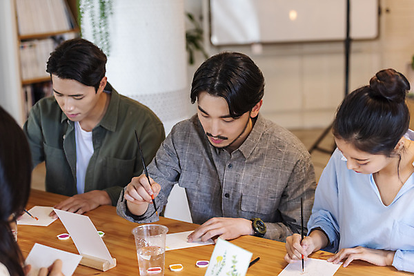 포토 JPG 여자 남자 문화 문화예술 수채화 실내 들기 여러명 상반신 20대 성인 취미 앞모습 30대 모임 한국인 붓 그리기 집중 즐거움 그림 주말 미술교육 대여 동호회 클래스 성인만 워라밸 국내포토 교육 감정 뷰포인트 다수 컨셉 모션 미술 사람 동양인 청년 내부 장년 신조어 파일형식