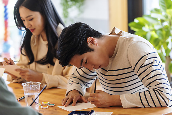 포토 JPG 여자 남자 문화 문화예술 수채화 실내 상반신 20대 성인 취미 옆모습 세명 30대 모임 한국인 붓 그리기 집중 즐거움 그림 주말 미술교육 대여 동호회 클래스 성인만 워라밸 국내포토 교육 감정 뷰포인트 컨셉 모션 미술 사람 동양인 청년 내부 장년 신조어 파일형식