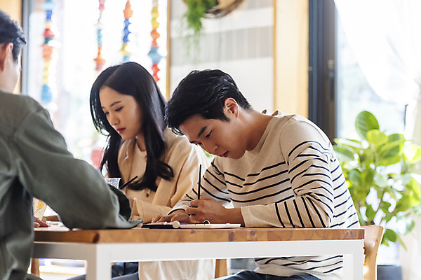 포토 JPG 여자 남자 문화 문화예술 수채화 실내 상반신 20대 성인 취미 옆모습 세명 30대 모임 한국인 붓 그리기 집중 즐거움 그림 주말 미술교육 대여 동호회 클래스 성인만 워라밸 국내포토 교육 감정 뷰포인트 컨셉 모션 미술 사람 동양인 청년 내부 장년 신조어 파일형식