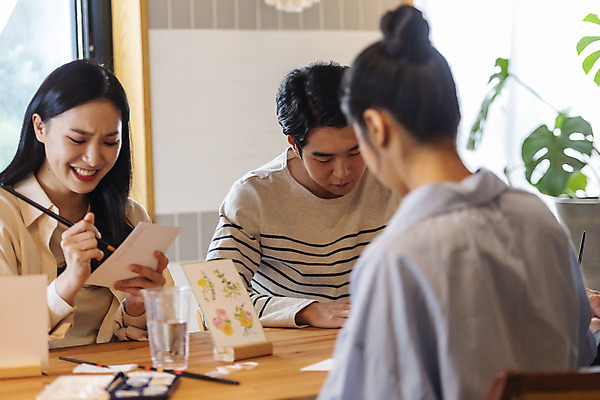 포토 JPG 여자 남자 문화 문화예술 수채화 실내 미소 상반신 20대 성인 취미 앞모습 뒷모습 세명 모임 한국인 붓 그리기 즐거움 그림 주말 미술교육 대여 동호회 클래스 성인만 워라밸 국내포토 교육 감정 뷰포인트 모션 표정 미술 사람 동양인 청년 내부 신조어 파일형식