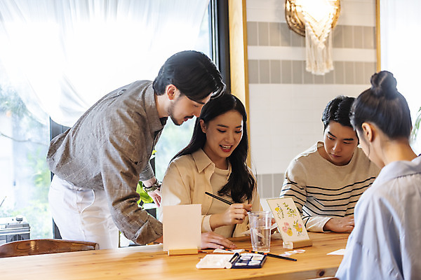 포토 JPG 여자 남자 문화 문화예술 수채화 실내 미소 여러명 상반신 20대 성인 취미 앞모습 옆모습 뒷모습 30대 모임 한국인 붓 그리기 집중 즐거움 그림 주말 미술교육 대여 동호회 클래스 성인만 워라밸 국내포토 교육 감정 뷰포인트 다수 컨셉 모션 표정 미술 사람 동양인 청년 내부 장년 신조어 파일형식