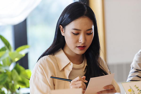 포토 JPG 응시 여자 남자 문화 문화예술 수채화 실내 앉기 상반신 20대 성인 취미 두명 앞모습 모임 한국인 붓 그리기 즐거움 그림 주말 미술교육 대여 동호회 클래스 성인만 워라밸 국내포토 시선 교육 감정 뷰포인트 모션 미술 사람 동양인 청년 내부 신조어 파일형식