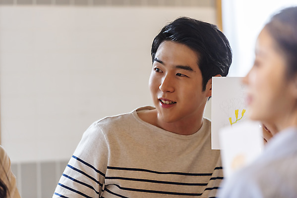 포토 JPG 여자 남자 문화 문화예술 수채화 실내 미소 상반신 20대 성인 취미 두명 앞모습 뒷모습 아웃포커스 모임 한국인 즐거움 그림 주말 미술교육 대여 동호회 클래스 성인만 워라밸 국내포토 교육 감정 뷰포인트 촬영기법 표정 미술 사람 동양인 청년 내부 신조어 파일형식