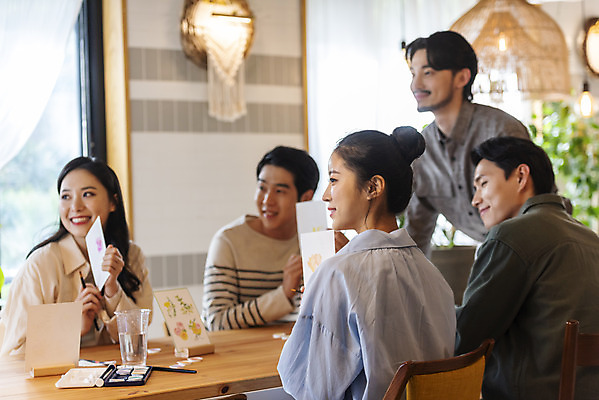 포토 JPG 응시 여자 남자 문화 문화예술 수채화 실내 미소 여러명 상반신 20대 성인 취미 앞모습 옆모습 뒷모습 30대 모임 한국인 붓 즐거움 그림 주말 미술교육 대여 동호회 클래스 성인만 워라밸 국내포토 시선 교육 감정 뷰포인트 다수 표정 미술 사람 동양인 청년 내부 장년 신조어 파일형식
