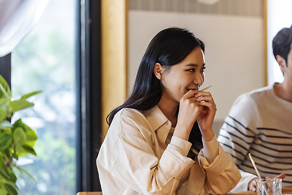 포토 JPG 응시 여자 남자 문화 문화예술 실내 미소 상반신 20대 성인 취미 두명 옆모습 모임 한국인 향수 즐거움 만들기 주말 향 대여 동호회 클래스 성인만 워라밸 조향 국내포토 시선 감정 뷰포인트 모션 표정 사람 동양인 청년 내부 화장품 신조어 파일형식