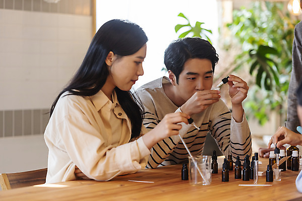 포토 JPG 응시 여자 남자 문화 문화예술 실내 상반신 20대 성인 취미 두명 옆모습 모임 한국인 집중 향수 즐거움 만들기 주말 향 대여 동호회 클래스 성인만 워라밸 조향 국내포토 시선 감정 뷰포인트 컨셉 모션 사람 동양인 청년 내부 화장품 신조어 파일형식