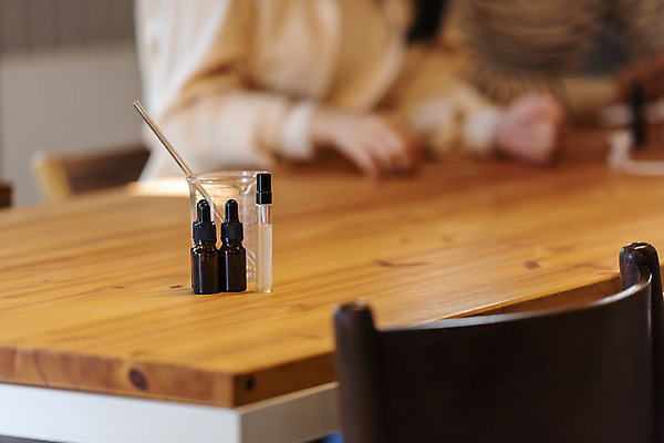 포토 JPG 손 여자 남자 실내 취미 아웃포커스 신체부위 모임 향수 책상 주말 대여 조향 국내포토 가구 촬영기법 사람 내부 화장품 파일형식