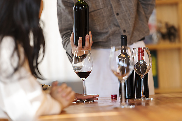 포토 JPG 여자 남자 문화 와인잔 문화예술 실내 들기 상반신 20대 성인 취미 앞모습 옆모습 세명 30대 와인 모임 한국인 즐거움 주말 술자리 대여 동호회 시음 클래스 성인만 워라밸 국내포토 감정 뷰포인트 술잔 모션 주류 사람 동양인 청년 내부 장년 신조어 파일형식