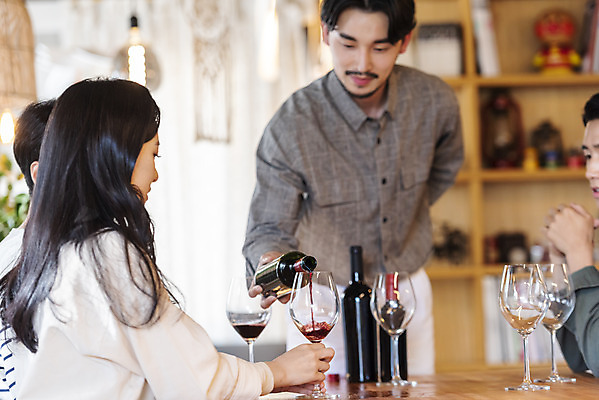 포토 JPG 여자 남자 문화 와인잔 문화예술 실내 여러명 상반신 20대 성인 취미 앞모습 옆모습 30대 와인 모임 한국인 즐거움 주말 술자리 대여 동호회 시음 클래스 성인만 워라밸 국내포토 감정 뷰포인트 다수 술잔 주류 사람 동양인 청년 내부 장년 신조어 파일형식