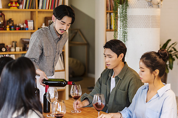 포토 JPG 여자 남자 문화 와인잔 문화예술 실내 들기 여러명 상반신 20대 성인 취미 앞모습 옆모습 30대 와인 모임 한국인 즐거움 주말 술자리 대여 동호회 시음 클래스 성인만 워라밸 국내포토 감정 뷰포인트 다수 술잔 모션 주류 사람 동양인 청년 내부 장년 신조어 파일형식
