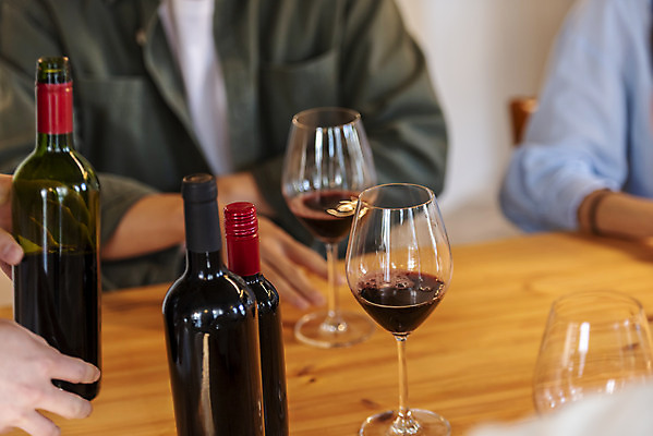 포토 JPG 손 여자 남자 문화 와인잔 문화예술 실내 상반신 20대 성인 취미 앞모습 신체부위 세명 30대 와인 모임 한국인 즐거움 주말 술자리 대여 동호회 시음 클래스 성인만 워라밸 국내포토 감정 뷰포인트 술잔 주류 사람 동양인 청년 내부 장년 신조어 파일형식