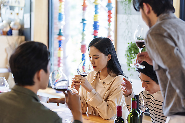 포토 JPG 여자 남자 문화 와인잔 문화예술 실내 들기 여러명 상반신 20대 성인 취미 옆모습 뒷모습 30대 와인 모임 한국인 즐거움 주말 술자리 대여 동호회 시음 클래스 성인만 워라밸 국내포토 감정 뷰포인트 다수 술잔 모션 주류 사람 동양인 청년 내부 장년 신조어 파일형식