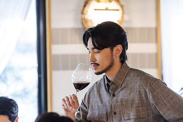 포토 JPG 남자 문화 와인잔 문화예술 실내 한명 들기 상반신 성인 취미 옆모습 30대 와인 눈감음 모임 한국인 즐거움 향기 주말 향 술자리 대여 동호회 시음 클래스 성인남자한명만 워라밸 국내포토 1 감정 뷰포인트 술잔 모션 주류 사람 동양인 내부 장년 냄새 신조어 남자한명만 성인남자만 파일형식